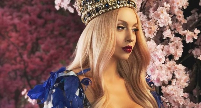 Супер-блондинка Ольга Полякова примерила на себя образ Елизаветы II