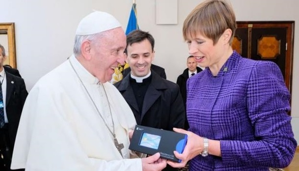 Папа Римский получил электронное резидентство Эстонии