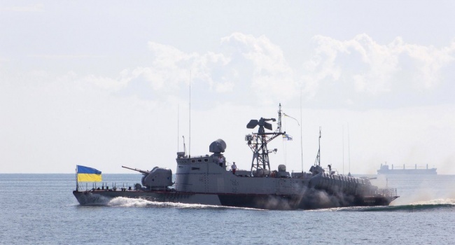«Российские СМИ до сих пор пережевывают»: проход украинских кораблей под Крымским мостом стал ударом для РФ 