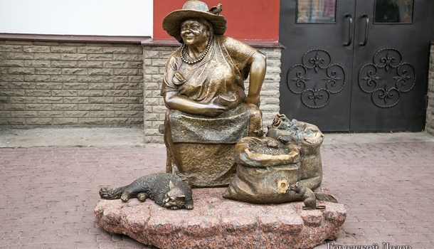 В Харькове установили памятник женщине, торгующей семечками