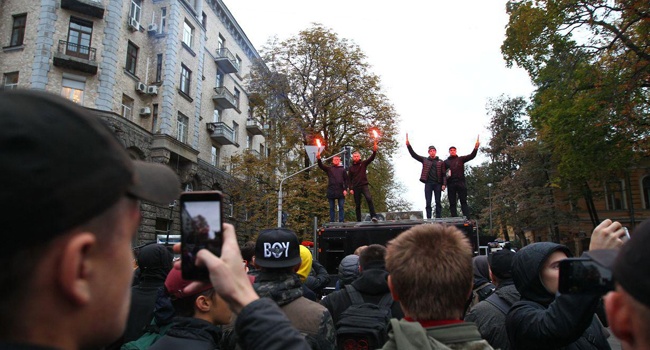 Нусс: акция протеста возле администрации президента несет заказной характер