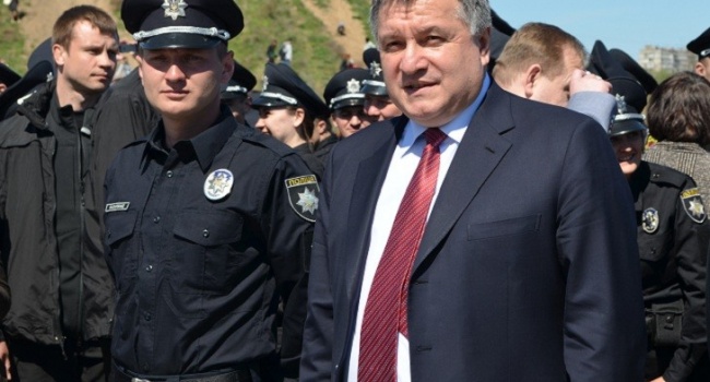 Блогер: Аваков занимается большой политикой, а людей бьют и режут на глазах у «ментов» по всей стране Блогер: Аваков занимается большой политикой, а людей бьют и режут на глазах у «ментов» по всей стране
