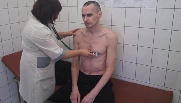 В сети появилось фото Сенцова в больнице