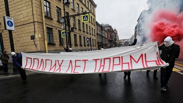«Пожелали одному имениннику долгих лет тюрьмы»: в родном городе Путина провели акцию в честь его дня рождения «Пожелали одному имениннику долгих лет тюрьмы»: в родном городе Путина провели акцию в честь его дня рождения