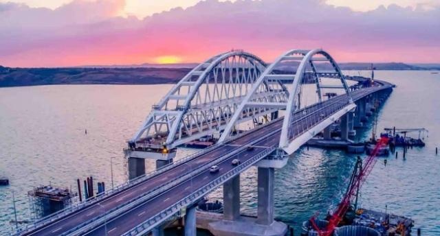 Пономарев о Керченском мосте: Это шикарный подарок Путина Украине Пономарев о Керченском мосте: Это шикарный подарок Путина Украине