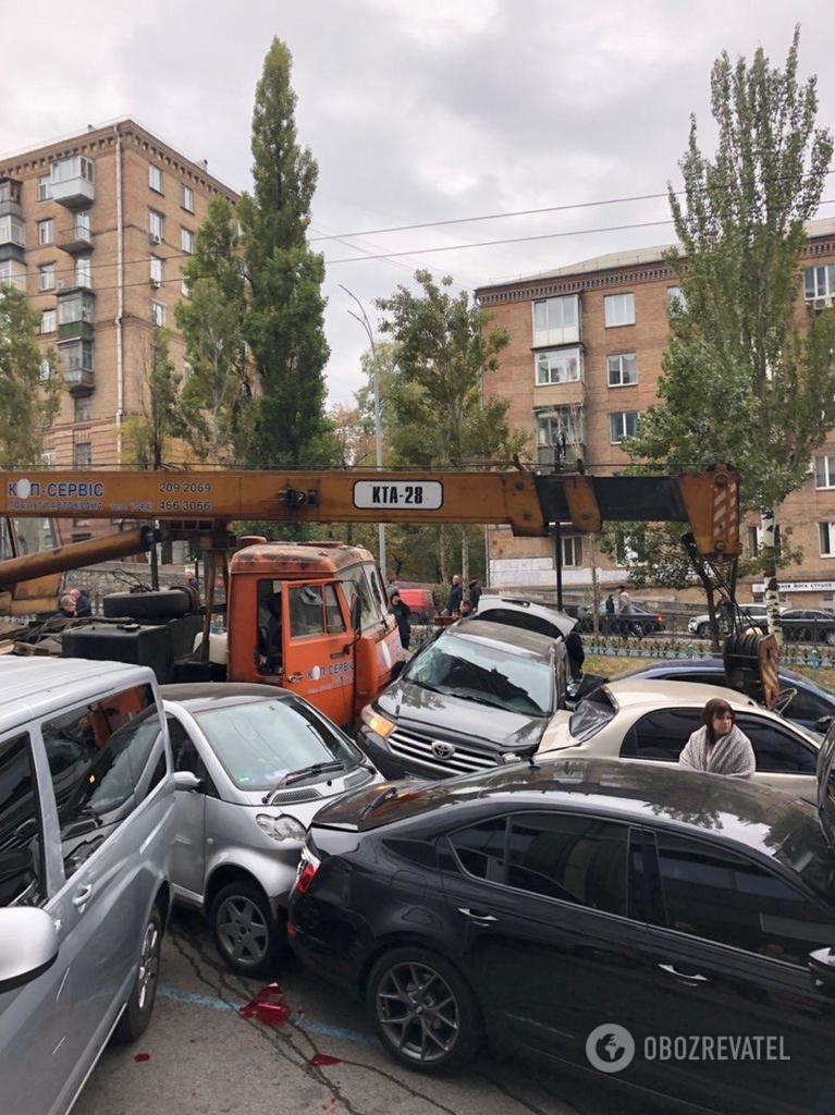 В центре Киева произошло масштабное ДТП: автокран «снес» 19 авто, на асфальте лужи крови 
