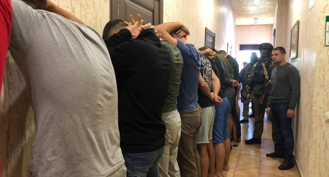 Сотрудники полиции задержали в отеле Одессы 25 мужчин с оружием