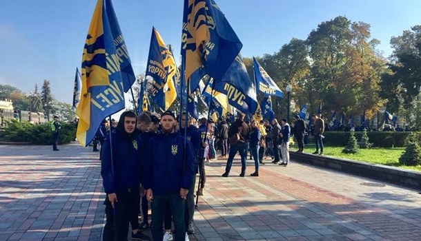 Митинг под стенами ВР: активисты требуют гражданства для иностранцев в АТО Митинг под стенами ВР: активисты требуют гражданства для иностранцев в АТО