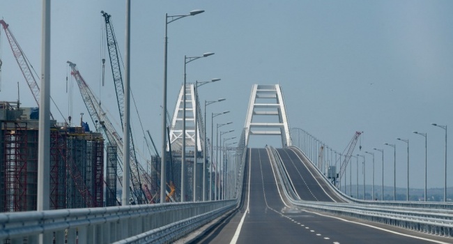  Спонсировал строительство Крымского моста: активисты в Винницкой области облили мэра кровью 