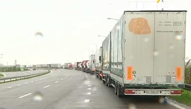 На украинско-польской границе выстроилась километровая очередь грузовиков На украинско-польской границе выстроилась километровая очередь грузовиков
