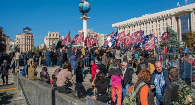 В Киеве активисты требуют разрешить свободное ношение оружия