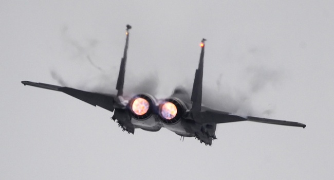 Российские СМИ сообщают молнию: «Срочно! Тревога! Американские F-15 и C-130 прибыли на Украину»