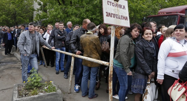 Политолог: автобусы забиты до отказа, жители Донбасса едут в Киев