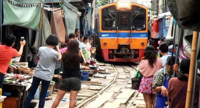 В сети показали снимки жуткого железнодорожного трафика в Ханое