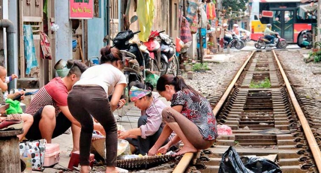 В сети показали снимки жуткого железнодорожного трафика в Ханое