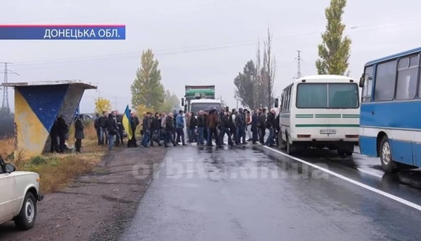 Шахтеры Донецкой области опять перекрыли трассу Шахтеры Донецкой области опять перекрыли трассу