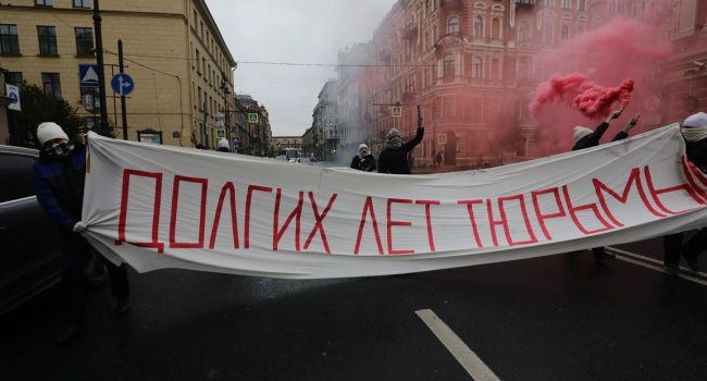 «Каравай-каравай, до тюрьмы не умирай»: в РФ арестовали трех активистов, пожелавших Путину тюремного срока «Каравай-каравай, до тюрьмы не умирай»: в РФ арестовали трех активистов, пожелавших Путину тюремного срока