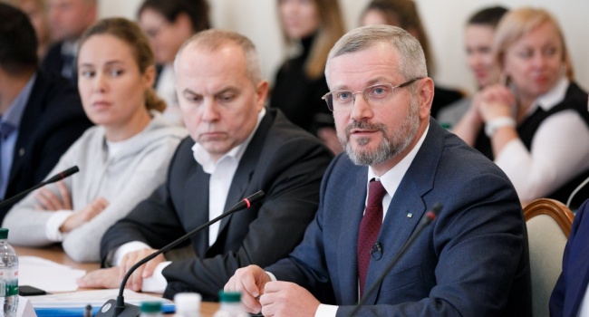 Политтехнолог: физик по образованию генпрокурор Луценко заставил Вилкула крутится как «уж на сковородке» Политтехнолог: физик по образованию генпрокурор Луценко заставил Вилкула крутится как «уж на сковородке»