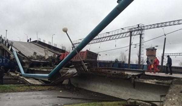 В России на железнодорожную колею рухнул мост. Есть пострадавшие