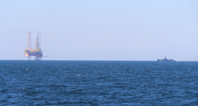 Украинские моряки едва не сцепились с пограничниками ФСБ РФ в экономической зоне Украины Украинские моряки едва не сцепились с пограничниками ФСБ РФ в экономической зоне Украины