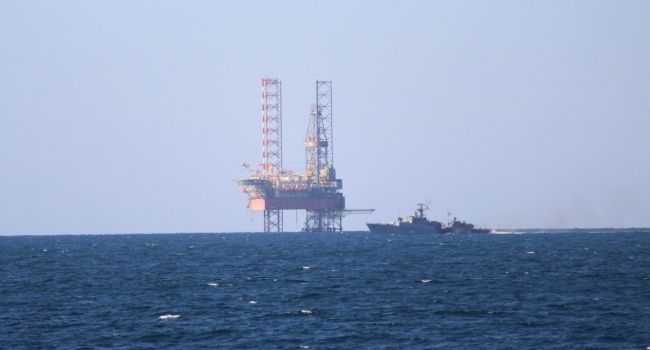 Украинские моряки едва не сцепились с пограничниками ФСБ РФ в экономической зоне Украины Украинские моряки едва не сцепились с пограничниками ФСБ РФ в экономической зоне Украины