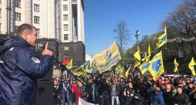 Финансист: хотите снижения цен на бензин – отправляйтесь протестовать стразу в Нью-Йорк, а еще лучше в Москву Финансист: хотите снижения цен на бензин – отправляйтесь протестовать стразу в Нью-Йорк, а еще лучше в Москву