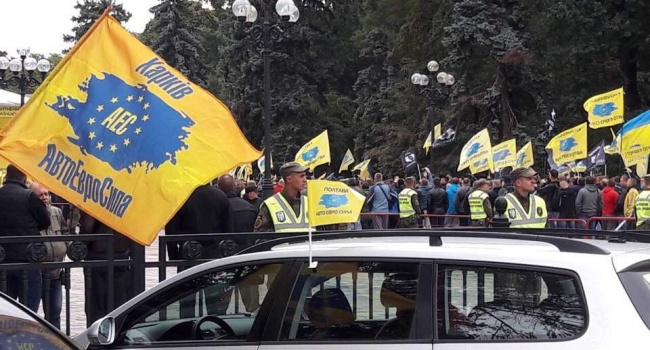 Улицы Киева заблокировали автомобили на еврономерах 