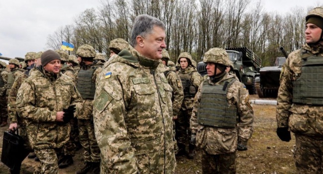 Война на Донбассе: Порошенко приказал отвечать на атаки всеми доступными средствами