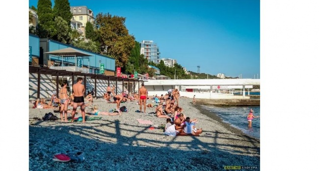 Блогер: на дворе октябрь, а на пляжах Крыма полный аншлаг