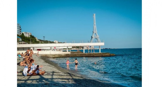 Блогер: на дворе октябрь, а на пляжах Крыма полный аншлаг