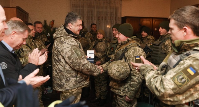 Петр Порошенко посетил передовые позиции ВСУ на Донбассе