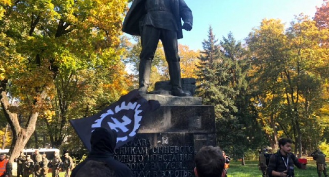 Памятник Ватутину хотели снести националисты с шевронами Третьего Рейха 