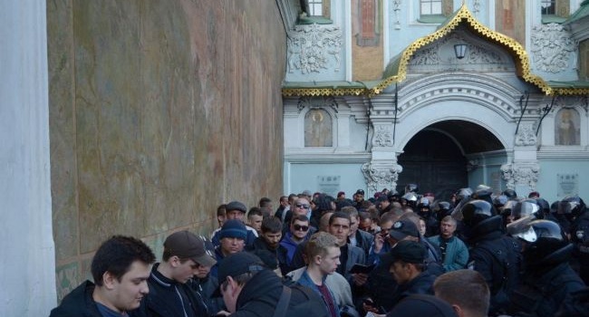 На территории Киево-Печерской лавры в Киеве полиция провела массовые задержания