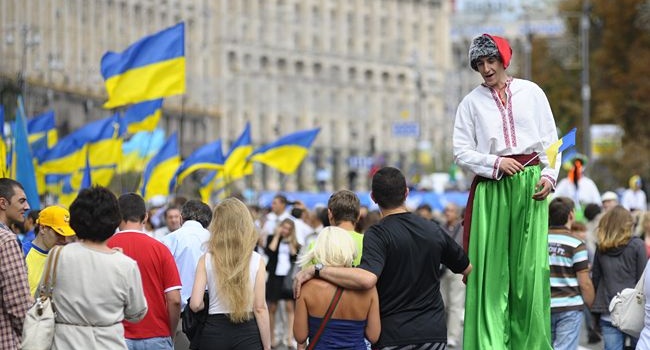 Уже «наелись» декоммунизации: украинцы не в восторге от возможного переноса даты Дня независимости