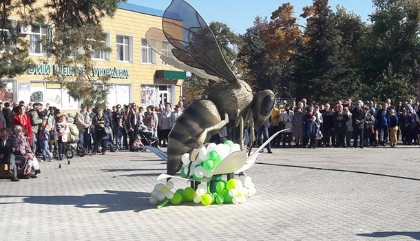 Памятник пчеле открыли на Волыни