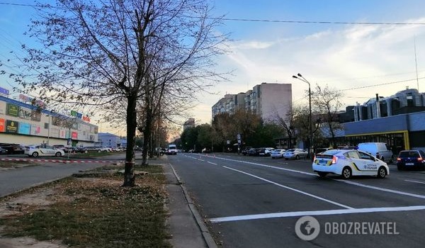 В Киеве возле крупного ТЦ заминировали автомобиль: все подробности