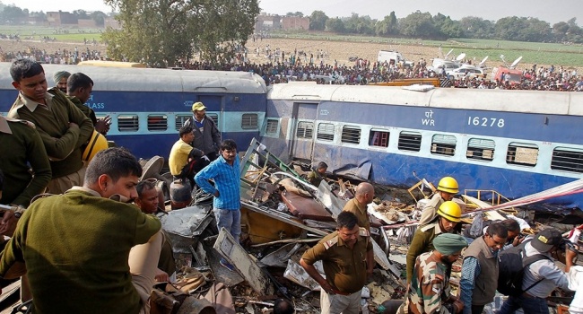 Страшная авария в Индии: поезд влетел в толпу людей