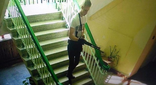 «Не стрелял он»: в сети показали доказательства того, что Росляков действовал не один «Не стрелял он»: в сети показали доказательства того, что Росляков действовал не один