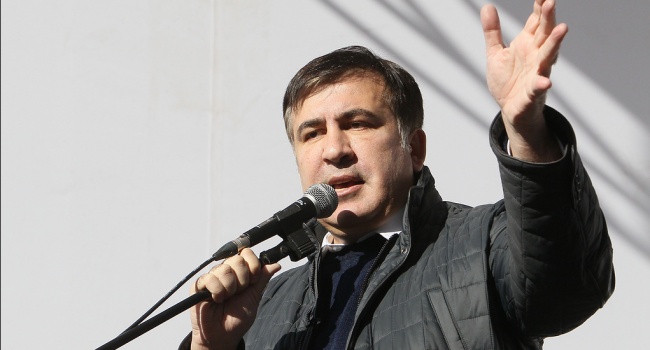Журналисты о квартире Саакашвили: «Флакон парфюма, цветы, пара картин, - комар носа не подточит»