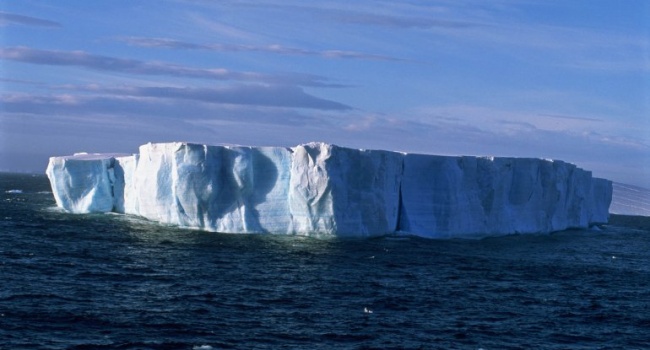 Ученые обнаружили айсберг идеальной формы