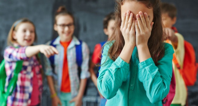 В Харьковской школе публично унизили шестиклассницу за то, что ее родители отказались сдавать деньги