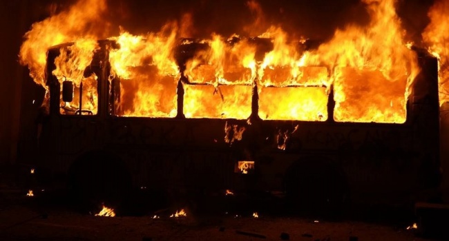 ЧП во Львовской области: на ходу загорелся автобус с полсотней туристов