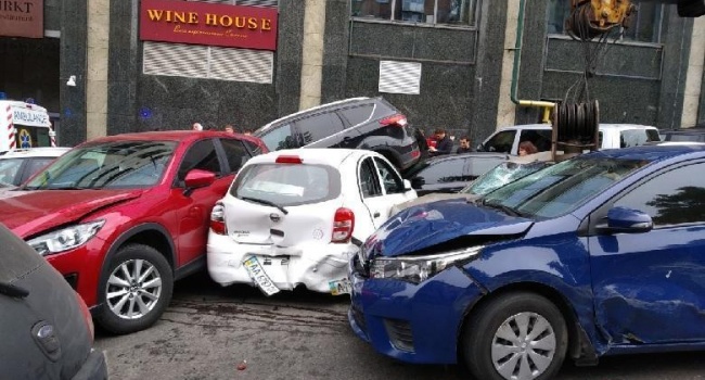 В центре Киева произошло масштабное ДТП: автокран «снес» 19 авто, на асфальте лужи крови 