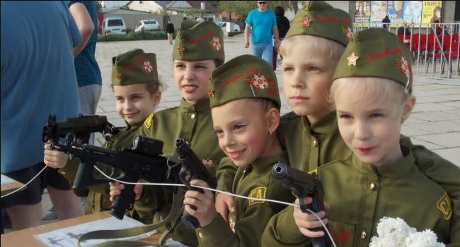 Достойная замена Рослякову: сеть взбудоражили вопиющие фото детей с автоматами в Крыму