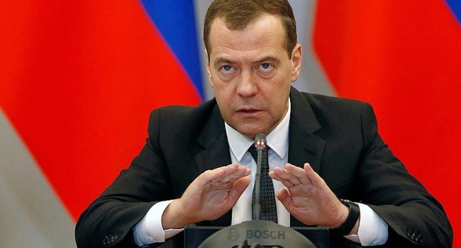 Медведев признался в дружеских чувствах к украинцам и пояснил суть российских санкций Медведев признался в дружеских чувствах к украинцам и пояснил суть российских санкций