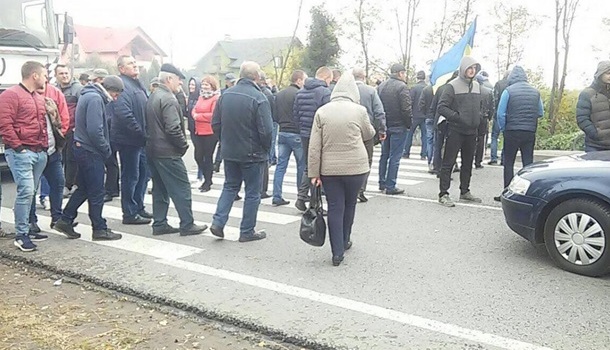 Вторые сутки подряд люди перекрывают дорогу к пограничному пункту во Львовской области