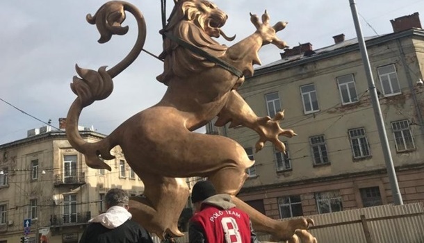 Во Львове установили памятник льву, размещенному на гербе ЗУНР