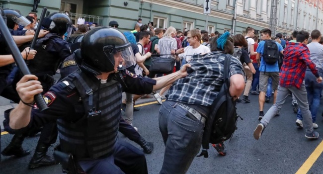 Масштабные акции протеста в России: полиция жестко разогнала активистов