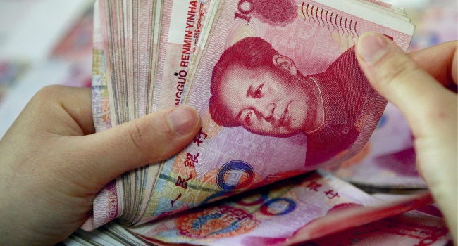 В Китае началась девальвация юаня
