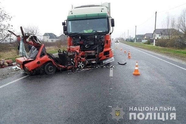 ДТП на Прикарпатье: грузовик раздавил легковушку с людьми, есть жертвы